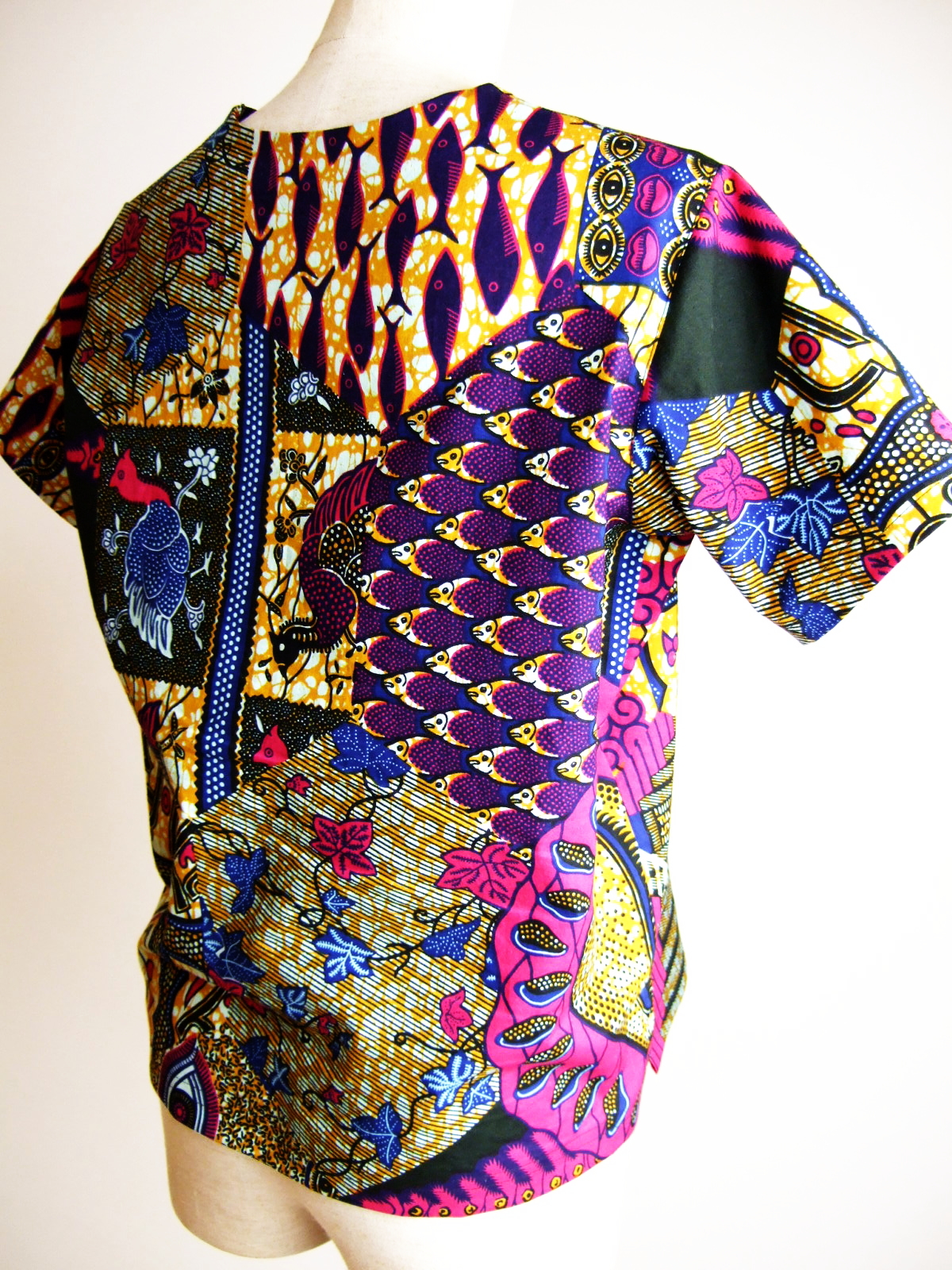 素敵な柄の半袖トップス　アフリカ柄の服　african print アフリカンプリントの服　大人のアフリカンプリント衣料