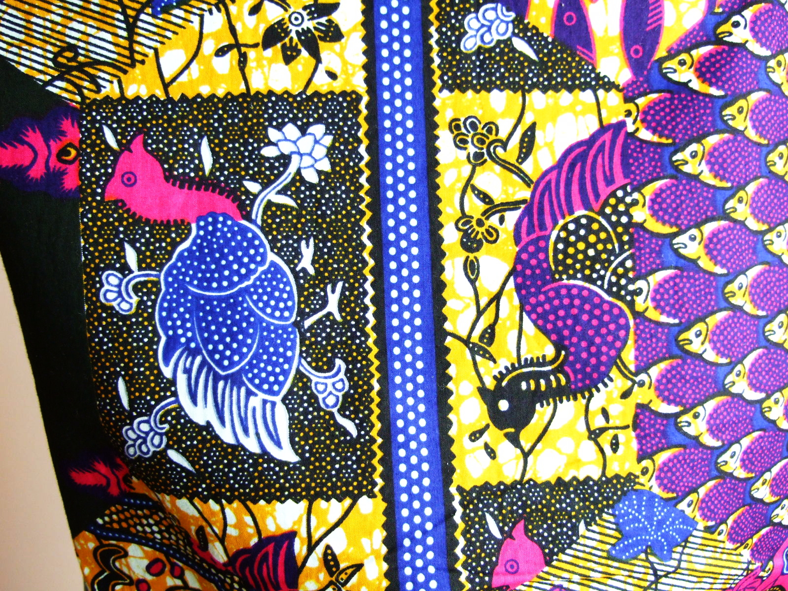 生地アップ　アフリカ柄　半袖トップス　african print アフリカンプリントの服　大人のアフリカンプリント衣料