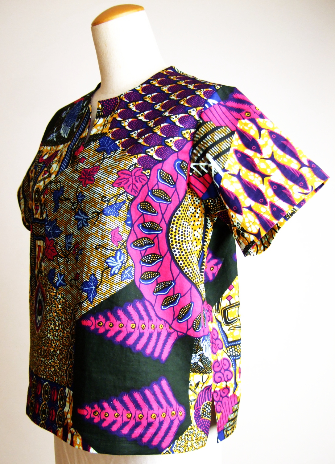 アフリカ柄　半そでトップス　african print アフリカンプリントの服　大人のアフリカンプリント衣料