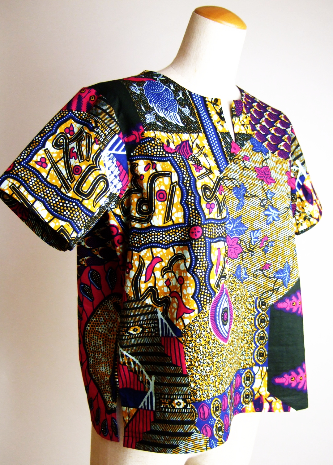半袖トップス　アフリカ柄の服　丁寧な仕立てです　african print アフリカンプリントの服　大人のアフリカンプリント衣料