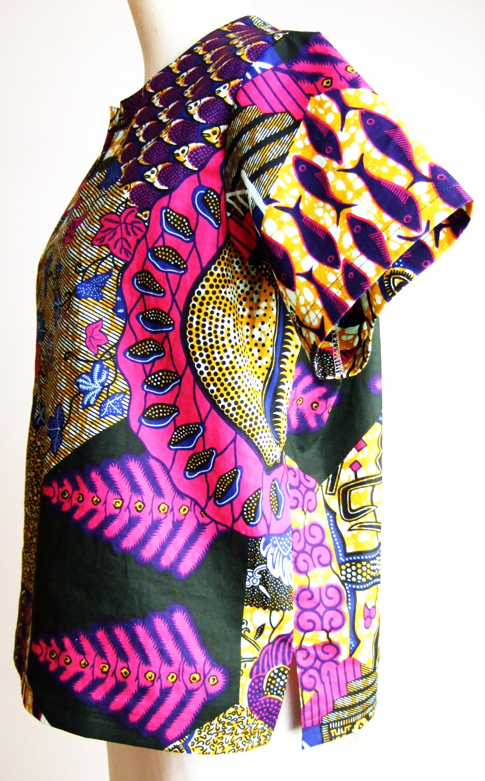 自然がモチーフ　アフリカ柄　半袖トップス　african print アフリカンプリントの服　大人のアフリカンプリント衣料